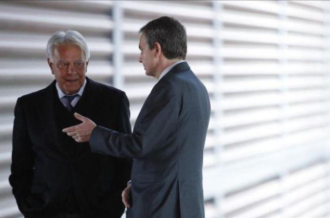 Los expresidentes Felipe González y José Luis Rodríguez Zapatero, el pasado lunes en Madrid.-EFE / JUAN CARLOS HIDALGO
