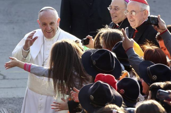 El papa Francisco saluda a una niña, este domingo en Roma.-Foto:   REUTERS / ALESSANDRO BIANCHI