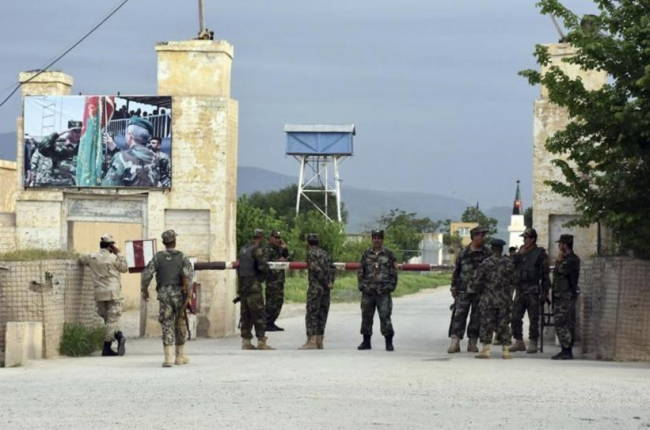 Soldados afganos montan guardia en la entrada de una base militar en la provincia norteña de Mazar-e-Sharif, tras el ataque en la provincia de Balkh, el 21 de abril.-AP / MIRWAIS NAJAND