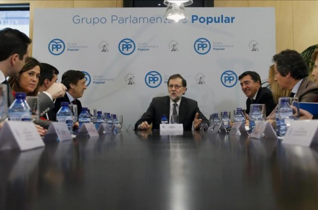 El líder del PP, Mariano Rajoy, en una reunión con la dirección del grupo parlamentario conservador en el Congreso.-EFE/Juan Carlos Hidalgo