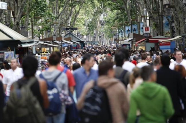 Transeúntes en la Rambla de Barcelona.-EL PERIÓDICO