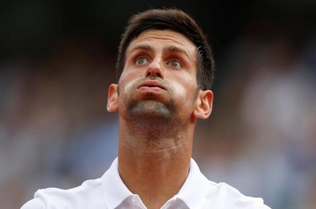 Novak Djokovic resopla en la central de Roland Garros durante su partido de tercera ronda contra el argentino Diego Schwartzman.-CHRISTIAN HARTMANN