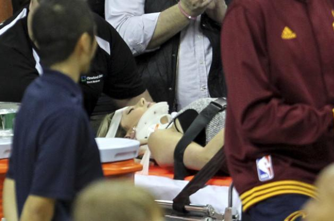Ellie Day, con collarín, sale en camilla del estadio tras ser arrollada por LeBron James durante una jugada.-AP / JOHN KUNTZ