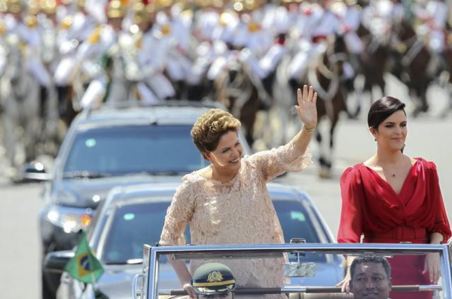 La presidenta brasileña, Dilma Rousseff, junto a su hija, Paula, saluda a su llegada al Palacio de Planalto.-EFE