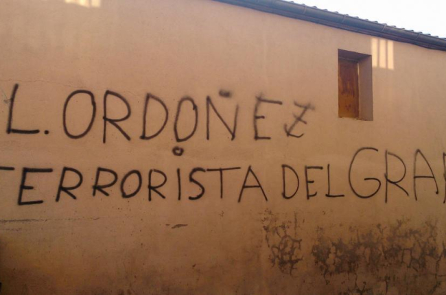 Pintada, en la que se puede leer 'J. L. Ordóñez, terrorista del Grapo', en la fachada de la vivienda del presidente de la plataforma 'No más mierda', José Luis Ordóñez-ICAL
