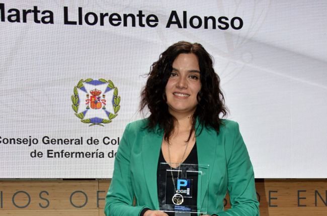 La enfermera de Soria Marta Llorente posa con el galardón del Consejo General de Enfermería por su proyecto de investigación. ICAL