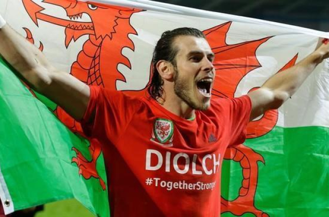 Bale celebra la clasificación de Gales para la Eurocopa.-MATT DUNHAM / AP