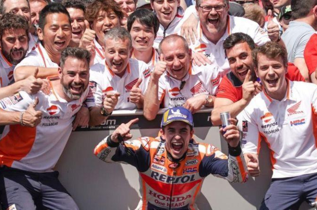 Marc Márquez (Honda) celebra con todo su equipo su triunfo en Francia.-ALEJANDRO CERESUELA