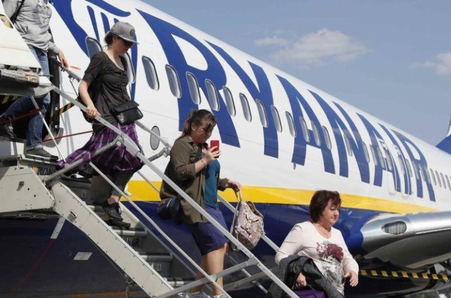 Unos pasajeros desembarcan de un vuelo de Ryanair.-GLEB GARANICH