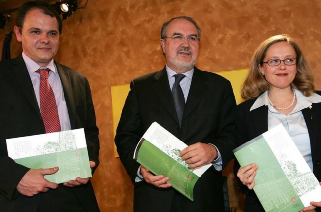 Nadia Calviño, en su etapa como directora general de Competencia en 2004, junto al exvicepresidente Pedro Solbes y al exsecretario de Estado de Economía, David Vegara.-JUAN CARLOS HIDALGO (EFE)