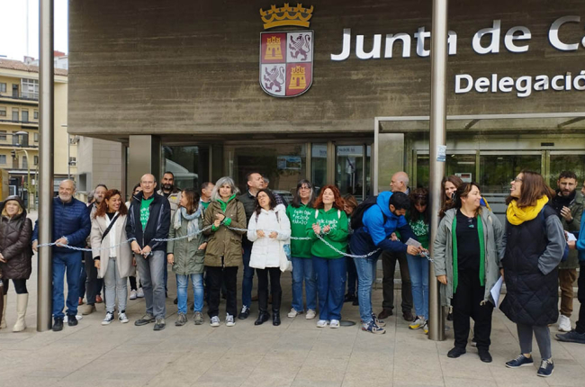 Miembros de la Junta de Personal Docente se concentraron ante la Junta de Castilla y León. HDS