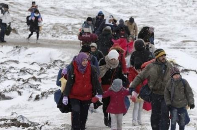 Familias de refugiados tras cruzar la frontera de Macedonia, este lunes.-REUTERS / MARKO DJURICA