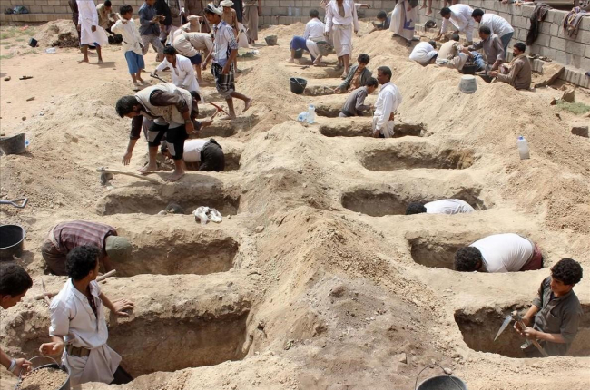 Las familias de los niños fallecidos caban las tumbas para enterrarlos. /-AFP / STRINGER