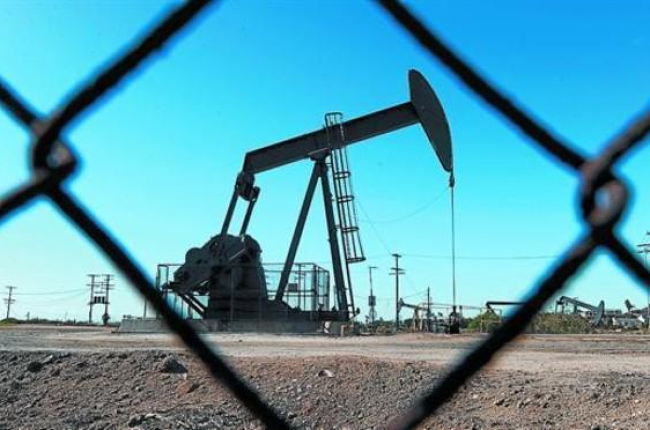 Campo de extracción de petróleo en EEUU.-AFP / MARK RALSTON