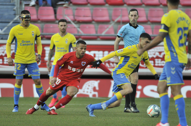 Gus Ledes persigue a Pedri en el encuentro del sábado ante Las Palmas. VALENTÍN GUISANDE