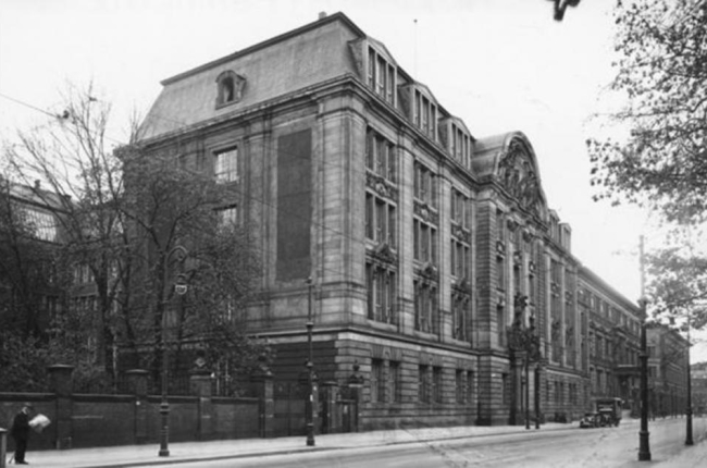 Imagen de la sede central de la Gestapo en el numero 8 de la Prinz Albrecht Strasse de Berlin, destruida en los bombardeos 1945, del libro de Frank McDonough.-