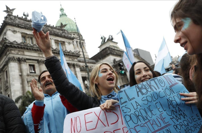Centenares de personas contrarias a la ley del aborto se manifiestan en el exterior del Senado en Buenos Aires. /-EFE / DAVID FERNÁNDEZ