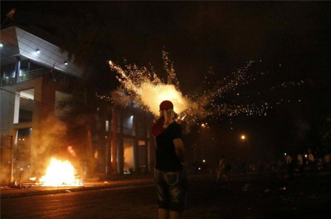 Parte del Congreso de Paraguay en llamas tras las protestas de los manifestantes.-EFE
