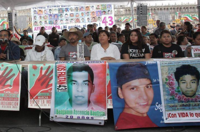 Jóvenes que apoyan a los familiares de los normalistas desaparecidos en Iguala.-EFE