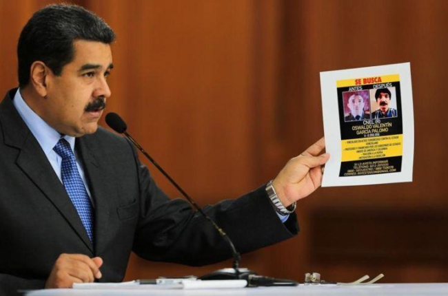Maduro muestra una foto de Oswaldo Valentín García Palomo, uno de los responsables a los que acusa de la autoría del atentado.-AFP