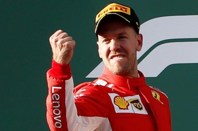 El alemán Sebastian Vettel celebra su victoria de hoy, en Australia, ante el poderoso Lewis Hamilton-REUTERS / BRANDON MALONE