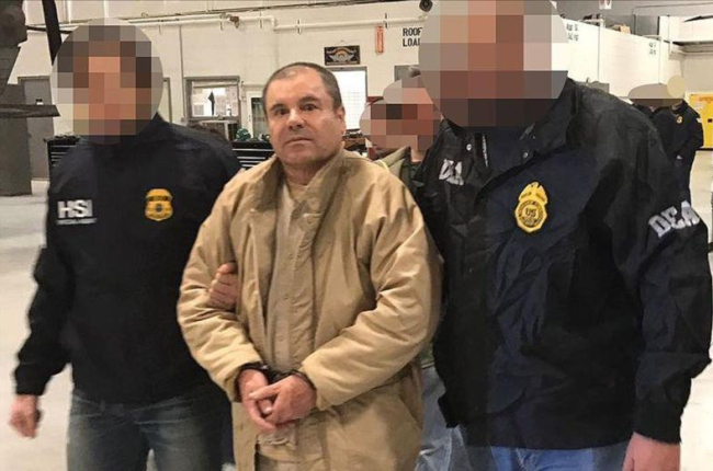 Joaquín El Chapo Guzmán, escoltado en Ciudad Juárez por la policía mexicana para su extradición a Estados Unidos.-AFP