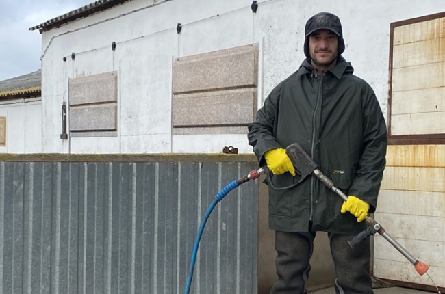 Alberto de Miguel en la imagen, que junto a su socio, Sergio Mateo, limpia y desinfecta las granjas de cerdos. / HDS