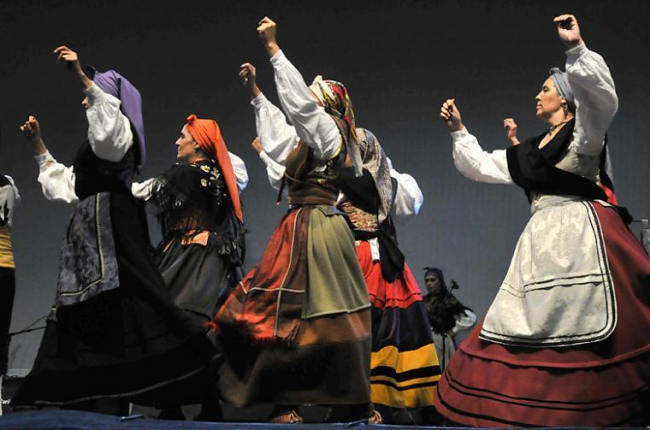Las danzas son ya uno de los clásicos de San Saturio.-VALENTÍN GUISANDE