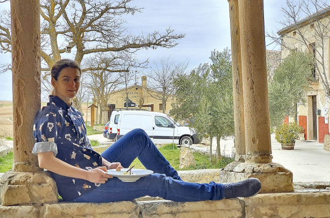Ana Municio sentada en el claustro de la iglesia románica San Pedro ad Vincula frente a su restaurante.