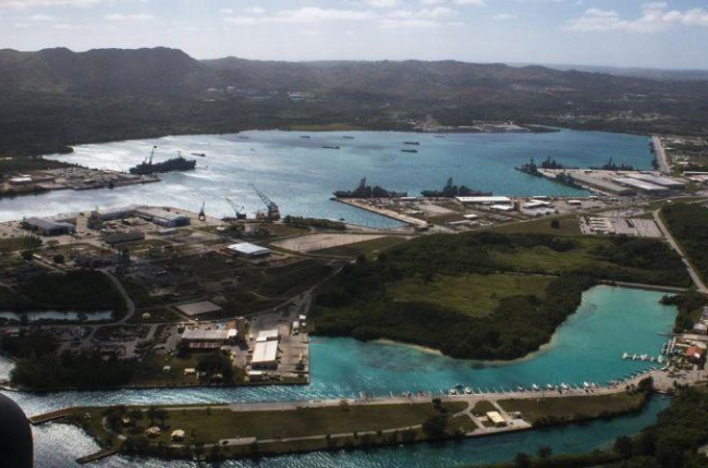 Vista aeérea de la base naval estadounidense en el puerto de Apra, en la isla de Guam.-US NAVAL BASE GUAM JEFFREY LANDI