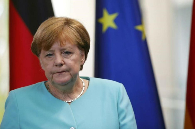 El rostro de la cancillera alemana, Angela Merkel, muestra su decepción ante el resultado del referéndum.-HANNIBAL HANSCHKE