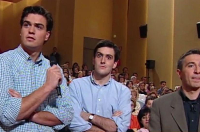 Pedro Sánchez, micrófono en mano, interviene en el programa Moros y Cristianos, que presentaba Xavier Sardà (derecha), en 1997.-EL PERIÓDICO