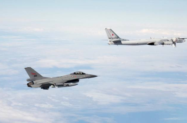 Un avión de la fuerza aérea noruega (izquierda) vuela junto a un avión ruso, en una imagen facilitada por el Ejército de Noruega.-REUTERS