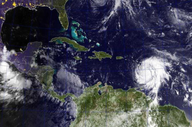 Imágenes de satélite de los huracanes José (en el Atlántico) y María (en el Caribe).-US NAVY HANDOUT