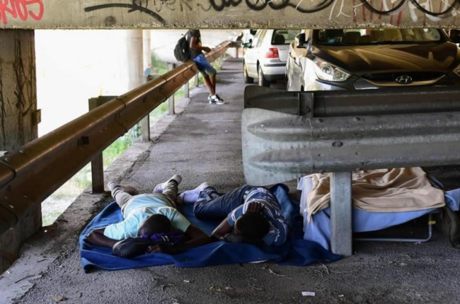 Inmigrantes duermen bajo un puentre en Ventimiglia, en el noroeste de Italia, junto a la frontera francesa, el 14 de junio.-/ AFP / MIGUEL MEDINA