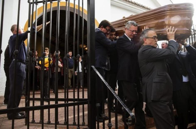 El exministro de Justicia, Alberto Ruiz-Gallardón llevó el féretro a la salida del funeral mientras los asistentes entonaban el 'Cara al sol'.-Jorge Zapata