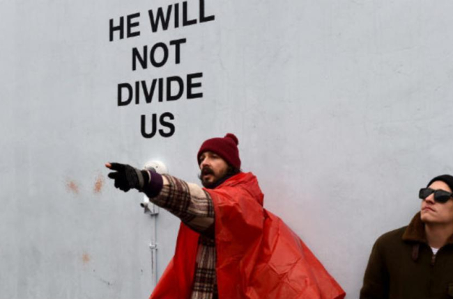 Shia LaBeouf, delante de su instalación contra Trump, 'He will not divide us', en Nueva York, este lunes.-AFP / TIMOTHY A. CLARY