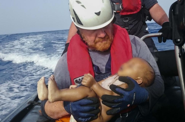 El bebé ahogado en el Mediterráneo en los brazos de un socorrista alemán.-AP / CHRISTIAN BUTTNER