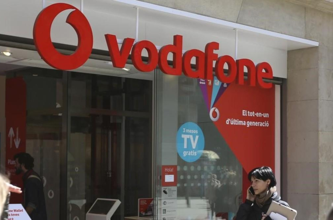 Tienda de Vodafone en Portal de lÀngel (Barcelona). /-DANNY CAMINAL