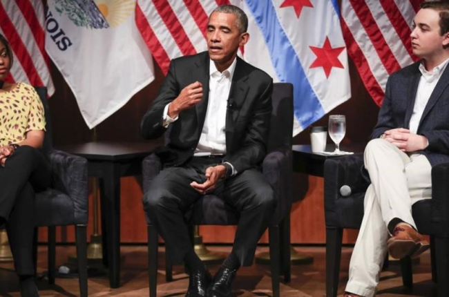 Obama (centro) participa en una charla sobre la organización comunitaria y el compromiso cívico en la Universidad de Chicago (Illinois), el 24 de abril.-TANNEN MAURY