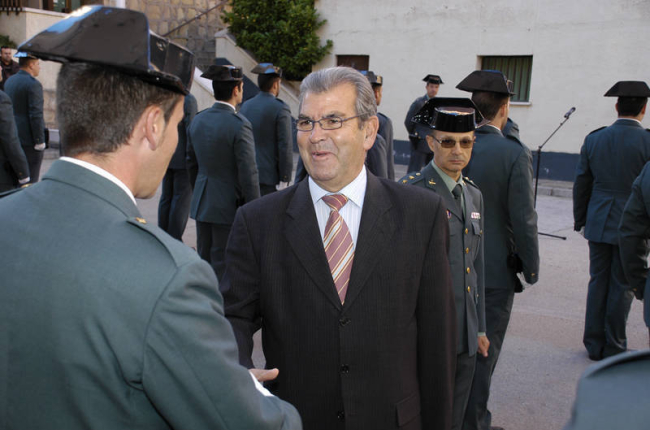 El subdelegado del Gobierno en Soria, Vicente Ripa, saludo a un Guardia Civil. Al fondo, el teniente coronel Santiago. / ÁLVARO MARTÍNEZ-