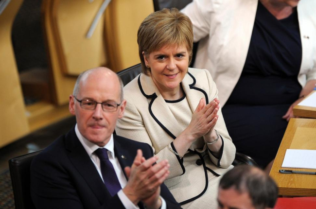 La ministra principal de Escocia, Nicola Sturgeon, durante el debate de los resultados del  'brexit' en el Parlamento escocés.-AFP / ANDY BUCHANAN