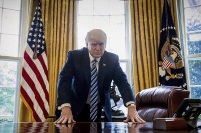 El presidente Donald Trump posa para un retrato en el Despacho Oval, en Washington, el pasado viernes.-AP/ ANDREW HARNIK