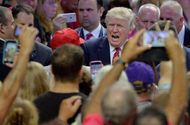 Trump saluda a sus partidarios en Wilmington (Carolina del Norte), el pasado martes.-AFP / SARA D. DAVIS