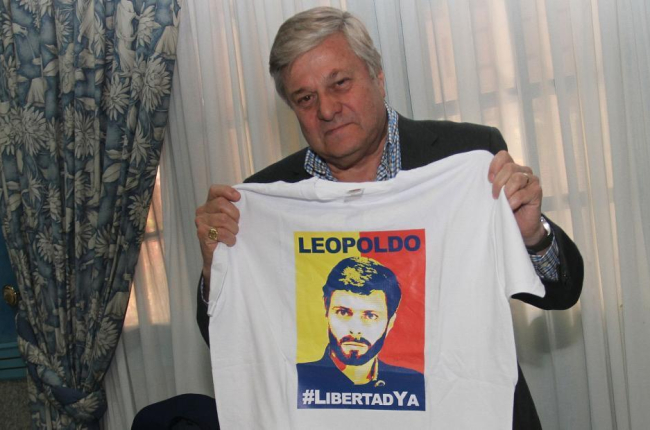 El padre del lider venezolano encarcelado, Leopoldo López Gil, presenta el libro 'Preso pero libre' en Palencia.-ICAL