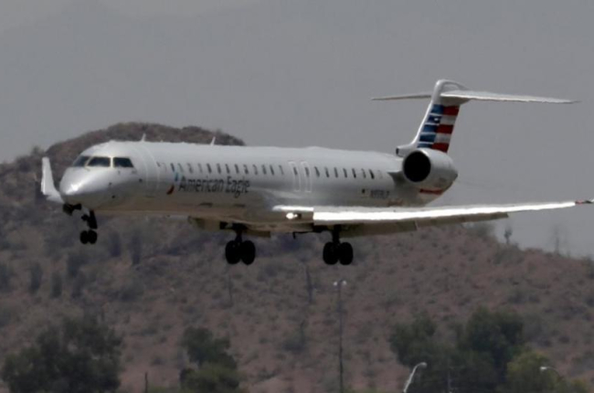 Un avión saliendo de un aeropuerto ceracno al de Phoenix en el que se han cancelado más de 50 vuelos por la ola de calor.-Matt York