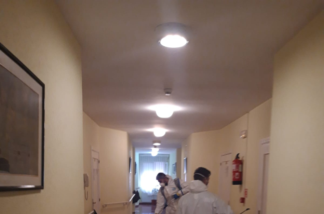 La UME limpiando la residencia de Tardelcuende.-HDS