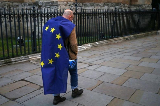 Un manifestante envuelto en una bandera europea en una protesta contra el Brexit en el centro de Londres.-AFP / JUSTIN TALLIS