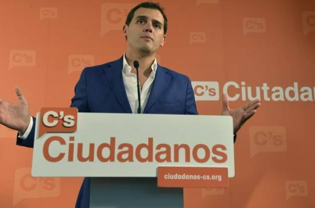 El líder de Ciudadanos, Albert Rivera, durante una rueda de prensa en la sede del partido en Barcelona.-Foto: FERRAN SENDRA