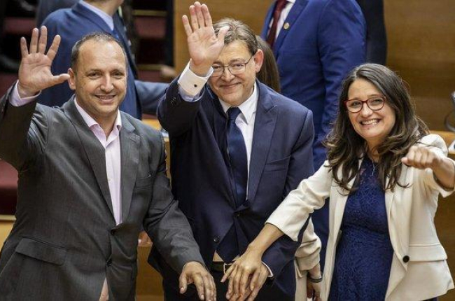 Los líderes de los tres partidos progresistas, con el relegido Puig en medio, se felicitan tras su investidura.-MIGUEL LORENZO